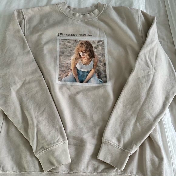 Taylor Swift 1989 (TV) Official Merch Beige Seagulls Sweatshirt. - Picture 2 of 5